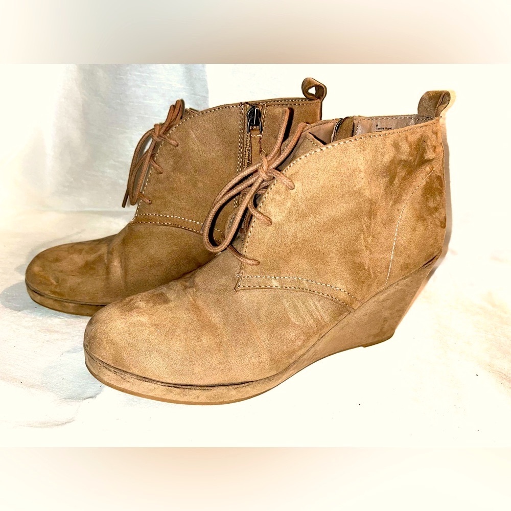 Women brown Lace Up ankle booties with a  Zipper Size 9.  Textile Upper China